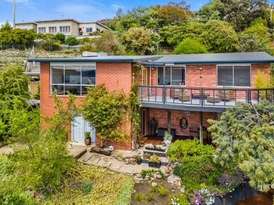 42 Knocklofty Terrace, West Hobart TAS 7000