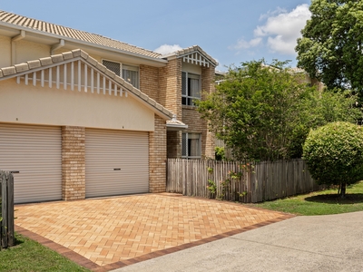 Stunning Duplex Townhouse in the Ever Popular Eight Mile Plains!