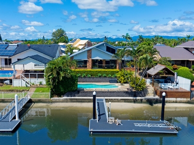 Exceptional Family Entertainer - North to Expansive Water - 24 metre Waterfrontage