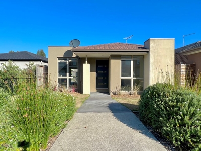 10 Topaz Way, Officer VIC 3809 - House For Lease