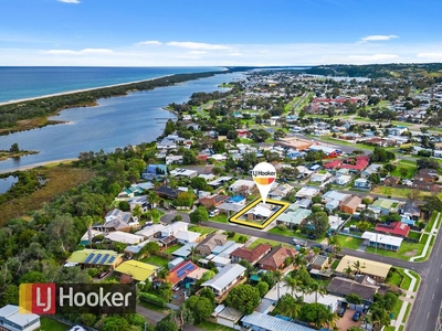 8 Endeavour Court, Lakes Entrance, VIC 3909