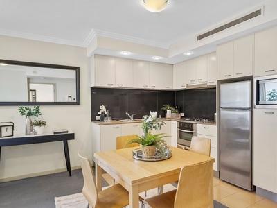 EXECUTIVE APARTMENT IN THE HEART OF BRISBANE CBD