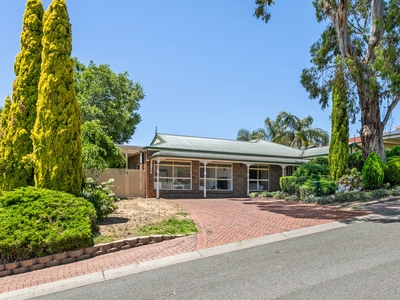 Colonial Charm with Modern Convenience in Flagstaff Hill