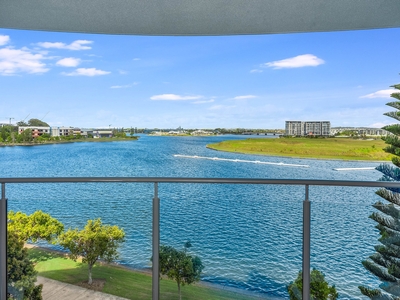 Oversized waterfront unit in Birtinya's most popular complex!