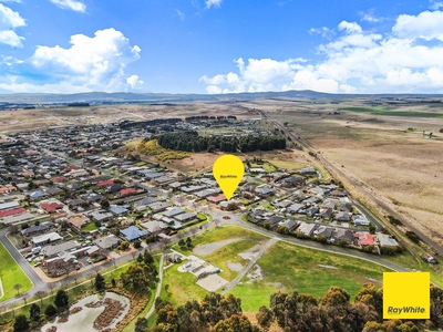 Bright and spacious, with Bungendore at your fingertips