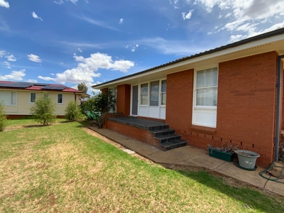 29 Westcott Crescent, Parkes NSW 2870 - House For Lease