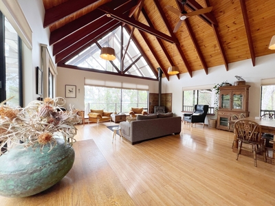 Serenely Unique Retreat - Distinctive Rammed Earth Home With Private Treetop Viewing Platform