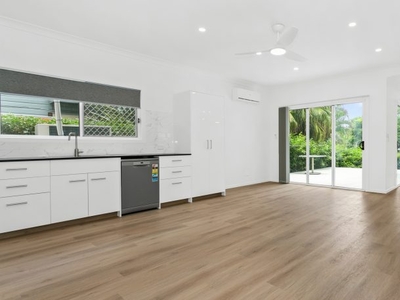AIR-CONDITIONED UNIT MODERN - CLOSE TO UQ!
