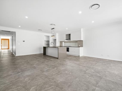 5 bedroom, Claymore NSW 2559