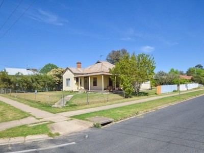 4 bedroom, Young NSW 2594