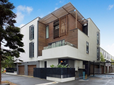 Contemporary Townhouse Living in Docklands!