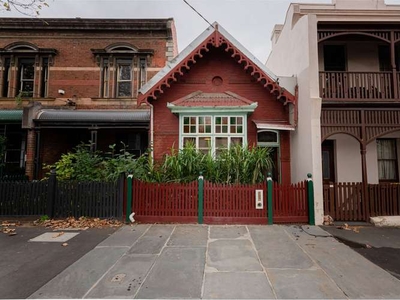FITZROY - Freshly Painted - Large 3 BR Edwardian Terrace with Polished Floor Boards - Walking distance to City/Uni/Smith street - Period charm