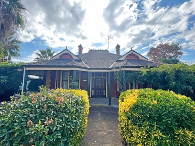 18 Spring Street, Forbes NSW 2871 - House For Lease