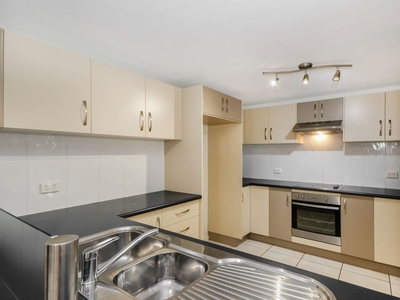 2/ 5 Humphrey Street, West End QLD 4810 - Apartment For Lease