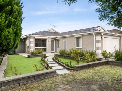Beautifully presented and manicured family property + 700m from Roxburgh Park Shopping Centre
