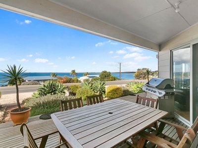 It's all about the Seaviews and the Location! Terrific 180 o Seaviews over the Bay