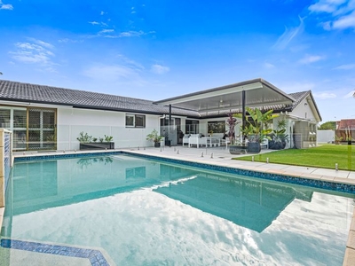 IMMACULATELY PRESENTED SINGLE STOREY ENTERTAINER - SECURE 726M2 BLOCK