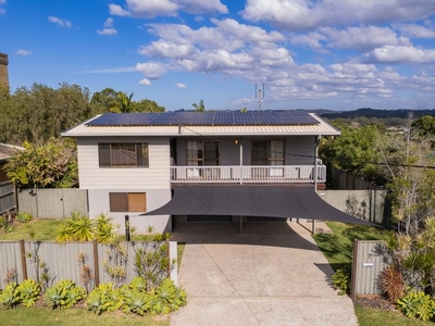 BEAUTIFULLY PRESENTED HOME WITH AMAZING VIEWS, HEAPS OF POTENTIAL, LARGE 765m2 BLOCK WITH DUAL SIDE ACCESS, WALK TO TOWN!!!