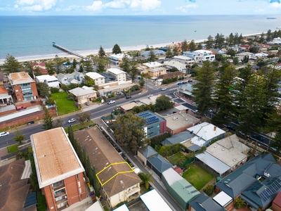 IMMACULATE RENOVATED TOWNHOUSE JUST 200M FROM THE GRANGE JETTY