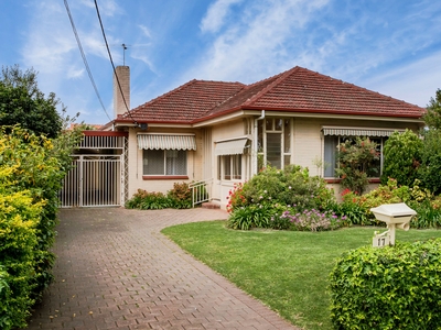 City fringe gem awaits with dual driveways; ready for a fresh start!