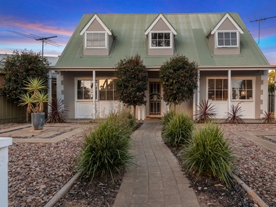 Rustic Charm Meets Modern Comfort on A Spacious 807sqm Allotment