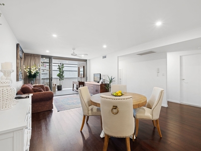 Sophisticated 3-Bedroom Apartment in Annerley with Stunning City and Mountain Views