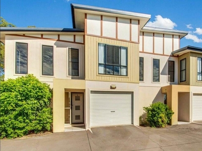 OASIS TOWNHOUSE WITH PRIVATE COURYARD, COMMON POOL & BBQ AREA