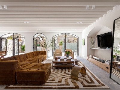 Breathtaking Mediterranean Inspired Courtyard Apartment Of Exquisite Scale With 401sqm On Title
