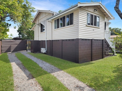 121 Duporth Avenue, Maroochydore QLD 4558 - House For Lease