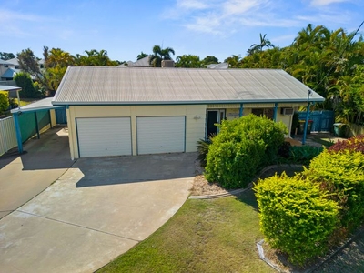 LARGE FAMILY HOME WITH POOL AND POWERED SHED