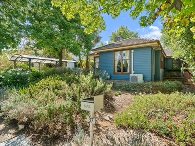 Picturesque original-footprint cottage steps from Lake Burley Griffin