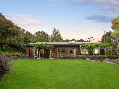 Secluded Serenity - Family Luxury in Captivating Garden Setting